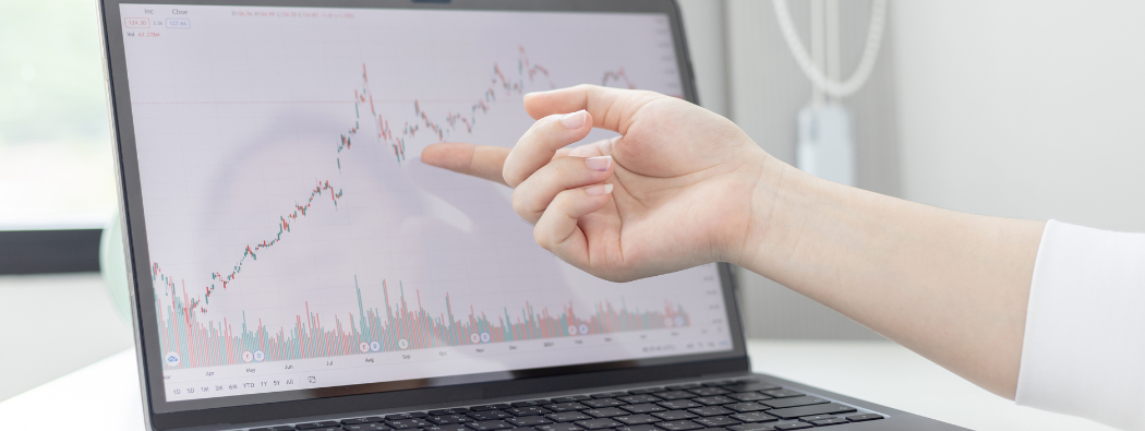 Wall Street edges higher, USD lower before PCE data