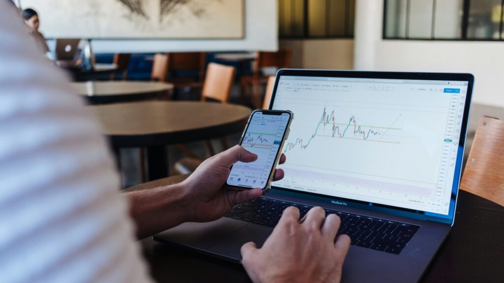 investor check oracle stock price 